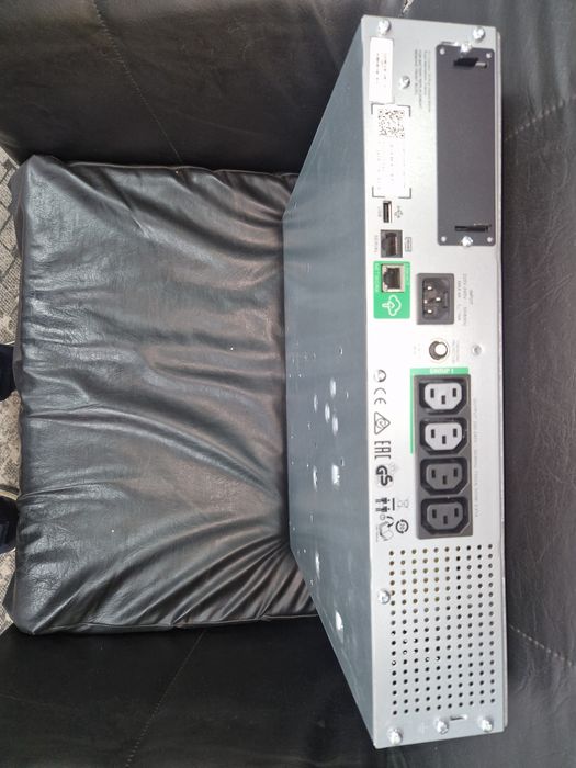 Vând UPS APC Smart-UPS 750VA LCD RM 2U 230V SMT750RMI2U