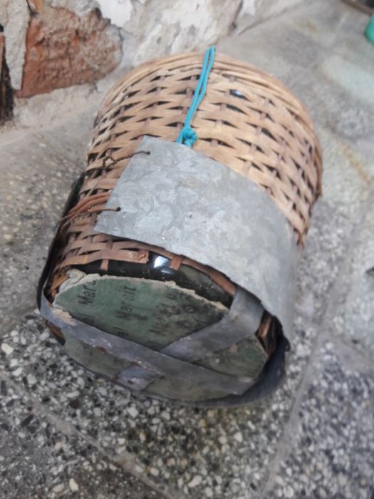 Пътнически куфар и дамаджана