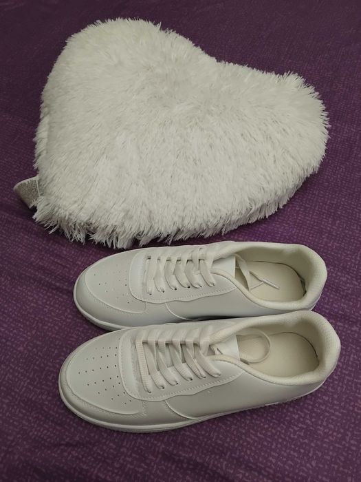 Маратонки  бели чисто нови