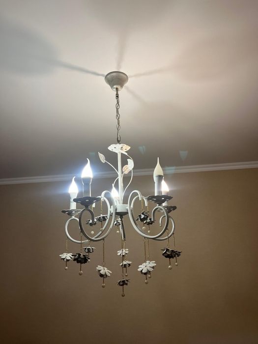 Продаётся стильная люстра в классическом дизайне