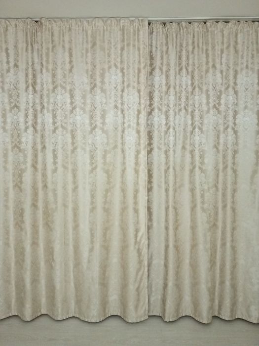 Шторы торга нет .