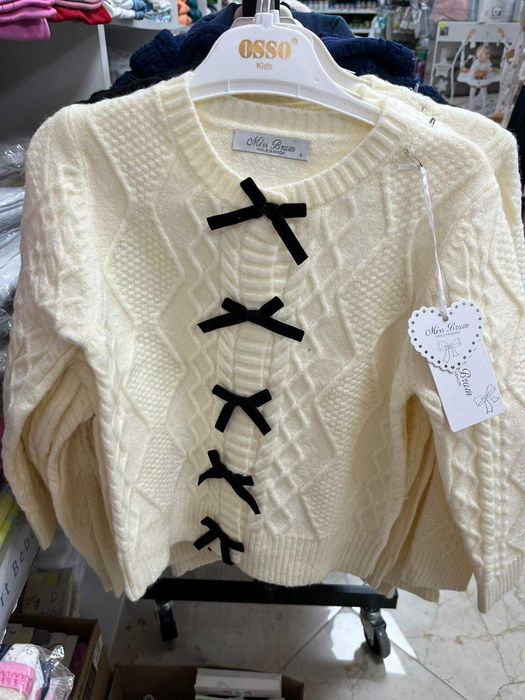 Детска плетена жилетка с червени кадифени панделки