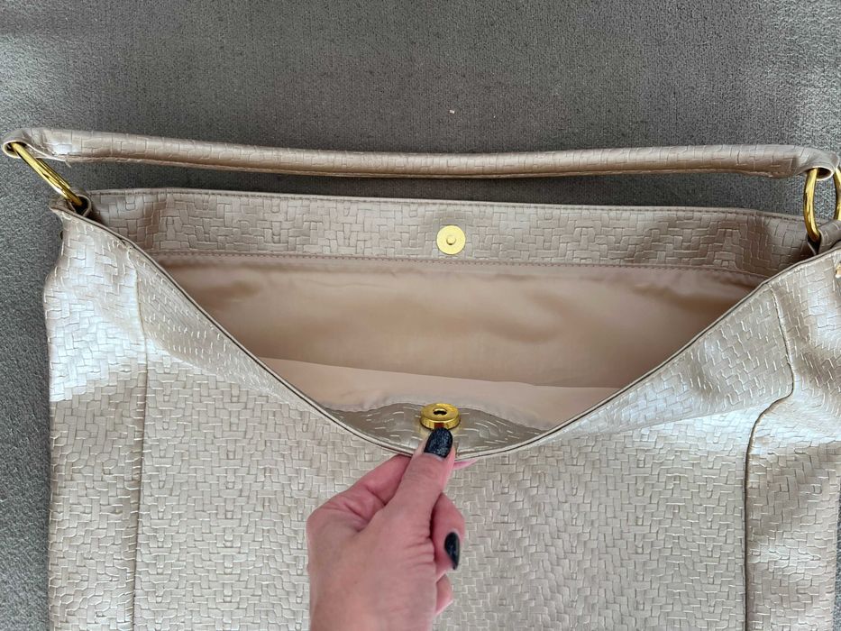 чисто нова златиста дамска чанта Estee Lauder