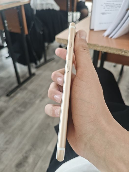 продам iPhone 7+