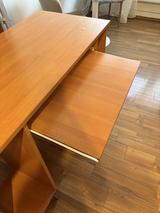 Vând birou accesorizat cu rotile