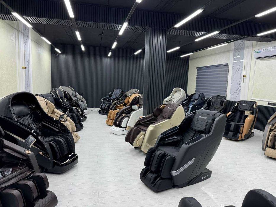 Массажное кресло с настраиваемыми программами и интенсивностью.