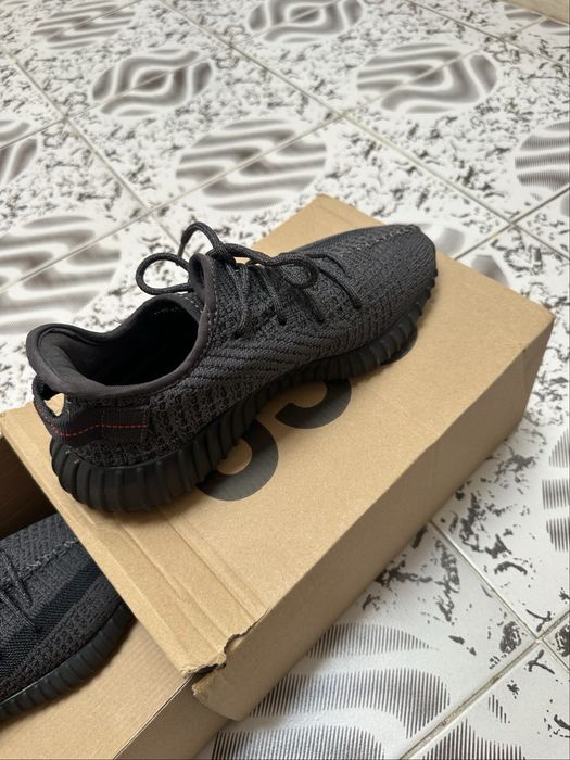 Adidasi yeezy.
