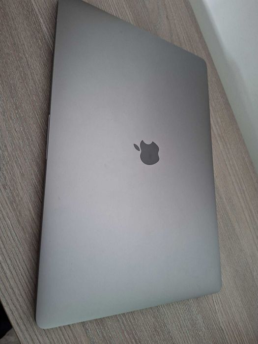 Macbook Pro 15 inch 2019 256GB SSD 16GB RAM touchbar baterie 2 cicluri