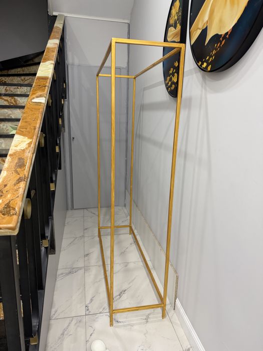 Золотистая вешалка