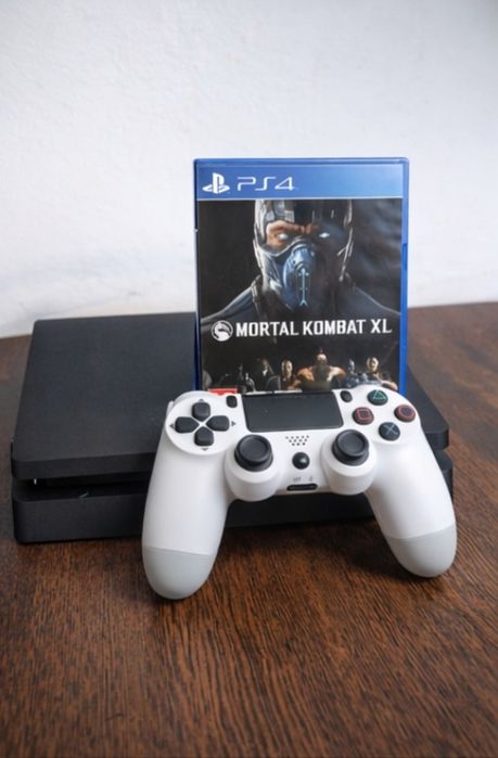 Vând PlayStation 4 Slim