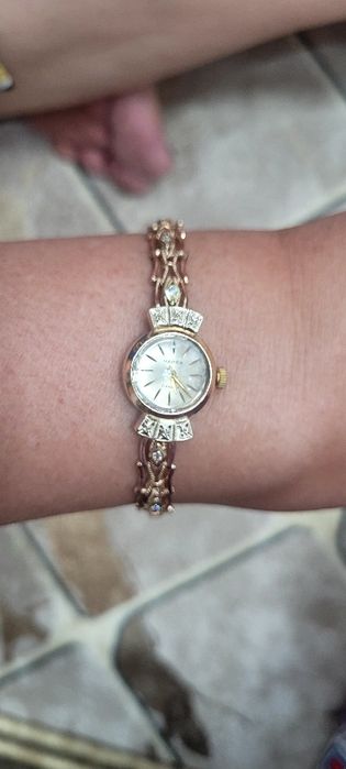 Продам золотые часы с бриллиантом!