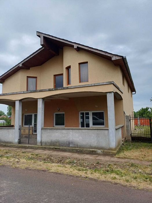 Casă cu etaj de vânzare