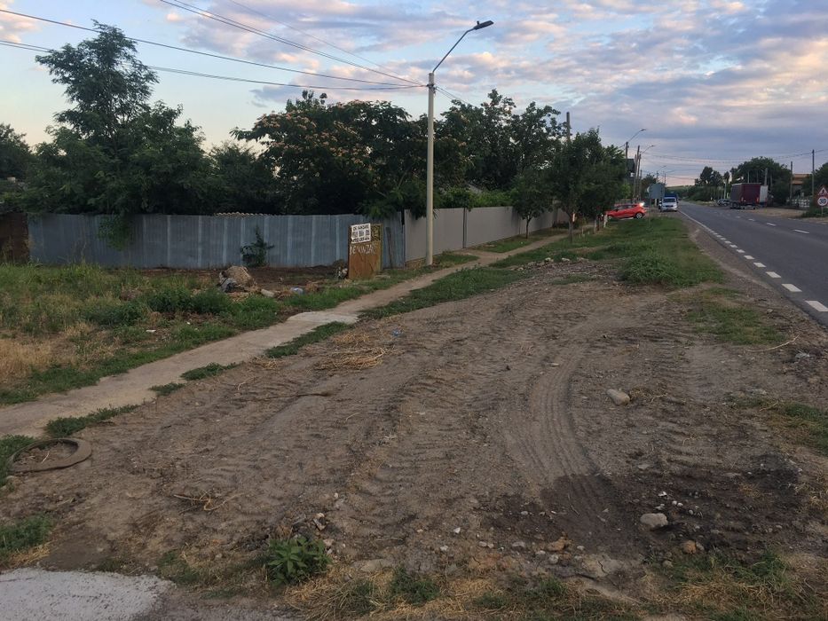 Vând casă în Șivița ,la șosea din cărămidă.Totodată construim și case după placul și proiectul cumpărătorului ,cu un avans de jumătate de preț.