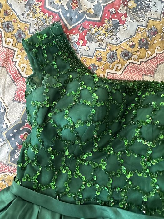 Изумрудное блестящие платья