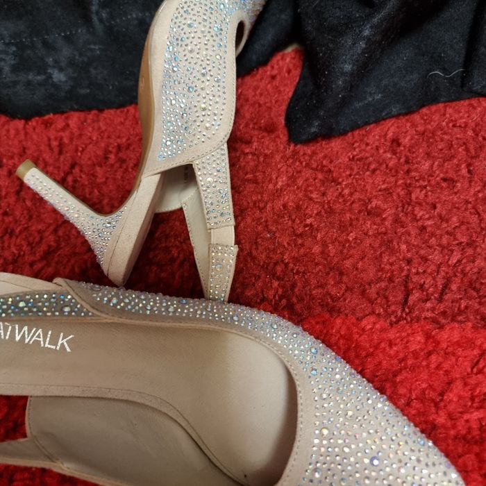 Pantofi eleganți cu pietricele