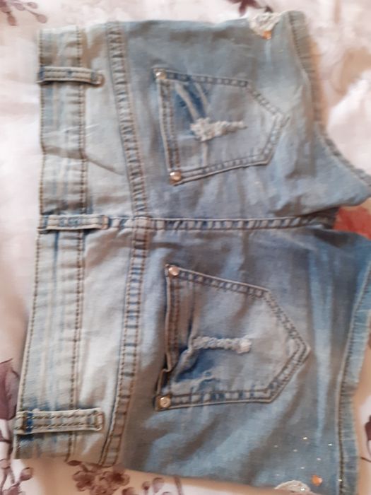 vând pantaloni scurți pentru fete blugi