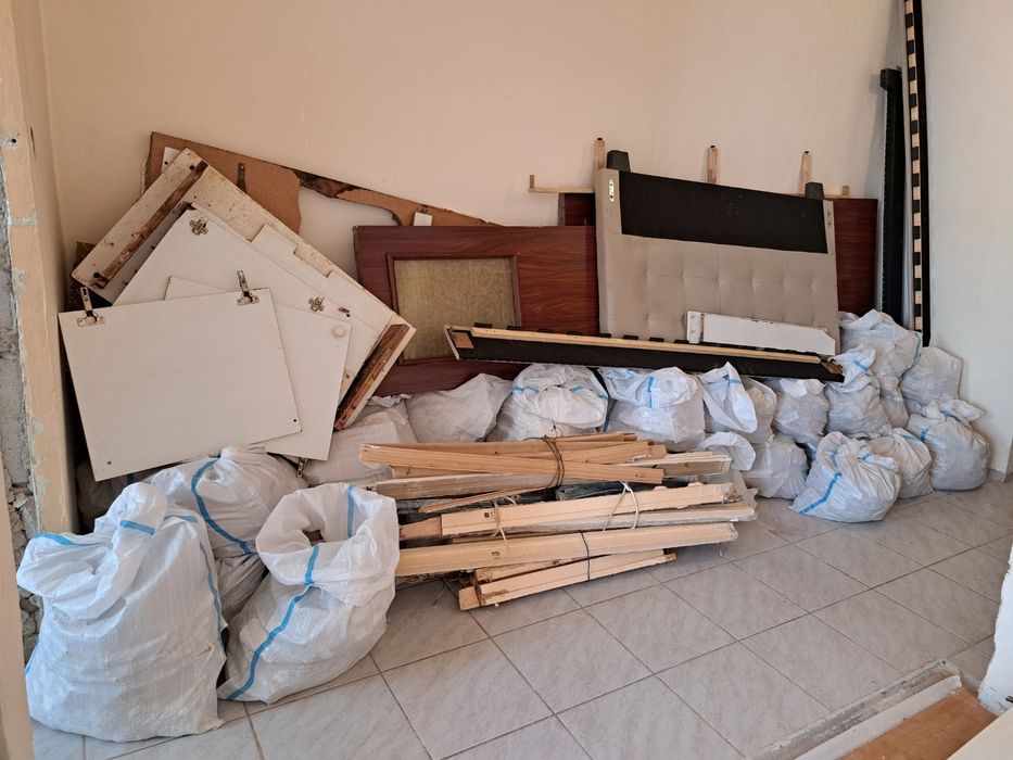 Caram moloz transport evacuam subsoluri debarasam locuințe car moluz