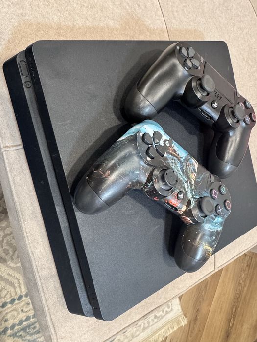 Продам PS4 в отличном  состоянии