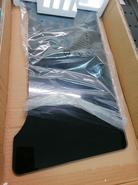 ТВ стойка изработена от метал и основа от 8 мм плътно безопасно стъкло