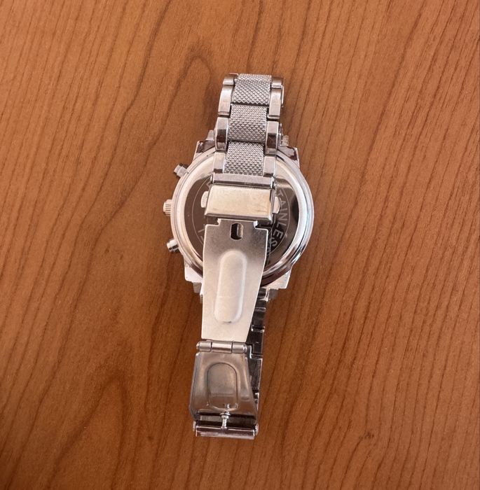 Часы наручные.