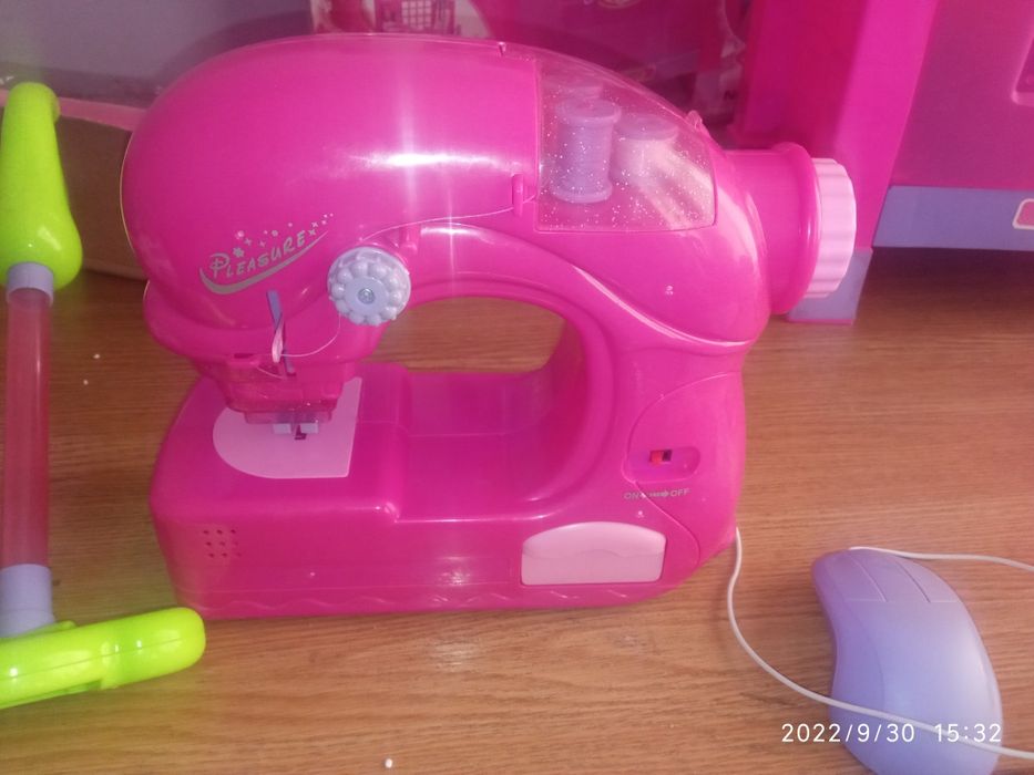 Детская швейная машина и пилесос