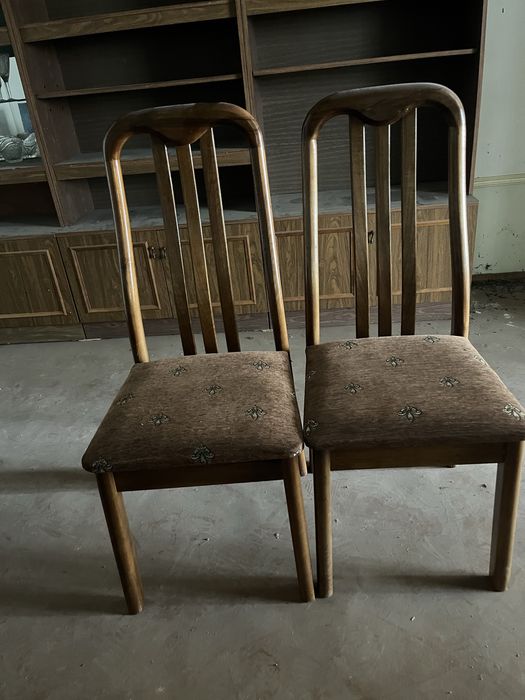 Стуллар сотилади, жуда мустаҳкам, тахтадан ясалган. Қирилган ёки синга