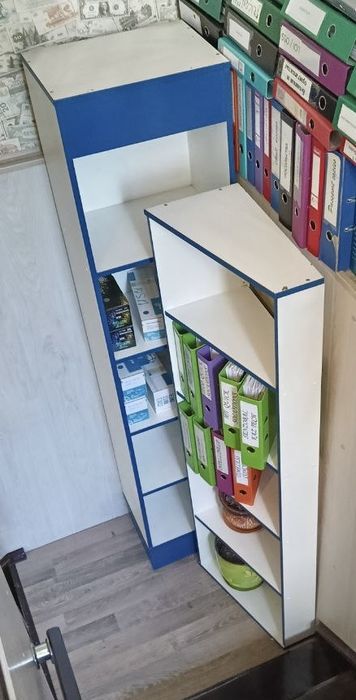 Белый письменный стол и полки