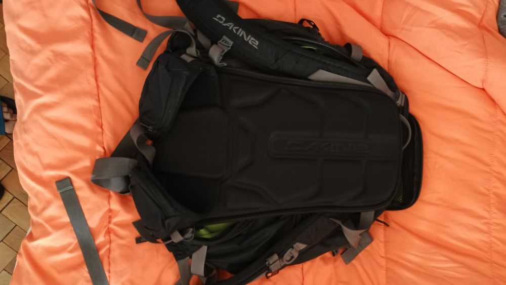 Продавам  пълен  професионална  фотографка раница  Dakine