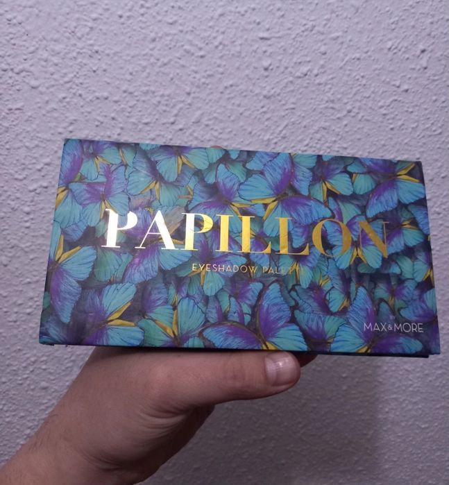 paleta de farduri de pleoape Max & More Papillon, care conține 12 nuan