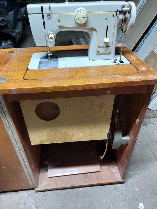 Продам швейную машинку