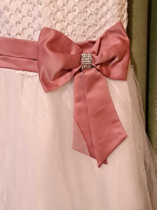 Vand rochie pt fetite de 10 - 11 ani