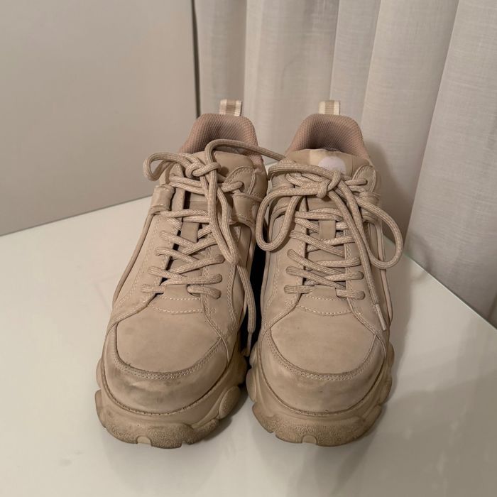 Обувки на марката Buffalo