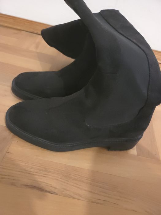 Черни велурени ботуши  на Zara