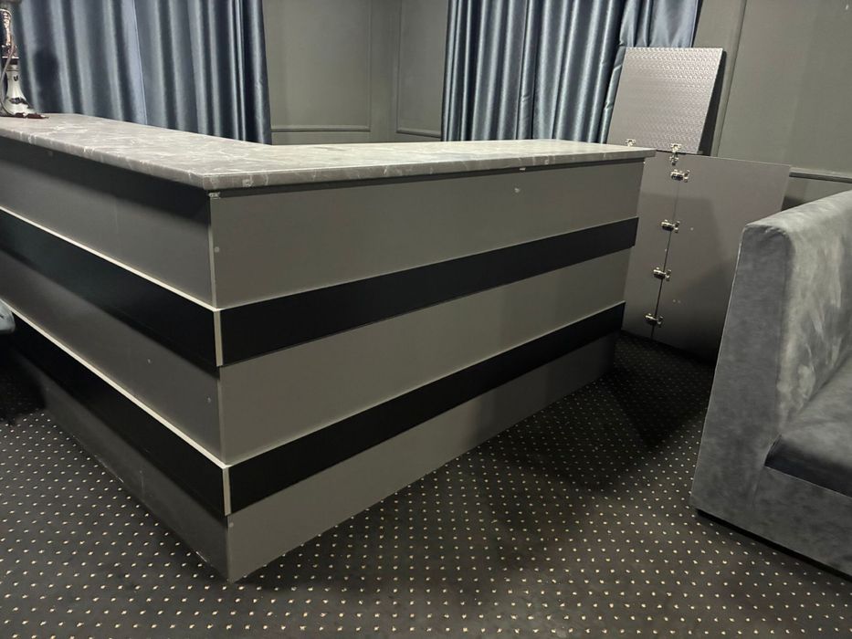 Барная стойка и вытяжка