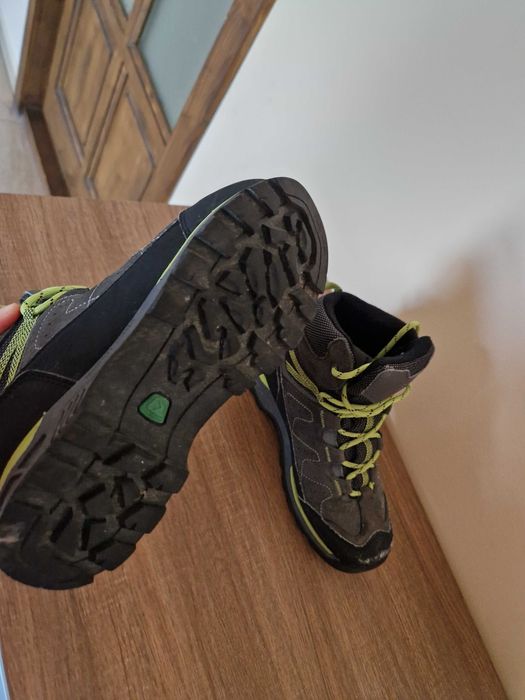 Ghete baietii iarna din Anglia