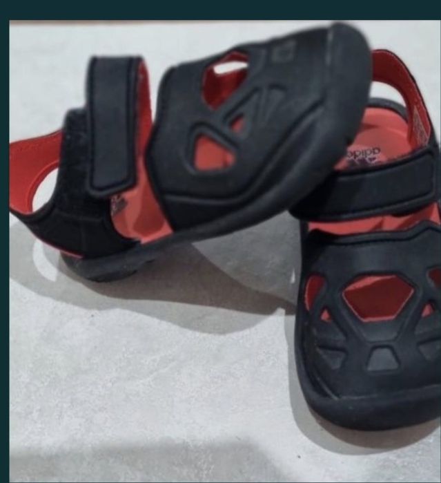 Sandale baietel alb cu albastru si rosu cu negru