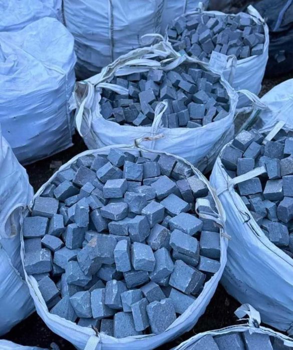 Piatra cubica andezit oriunde in tara + montat