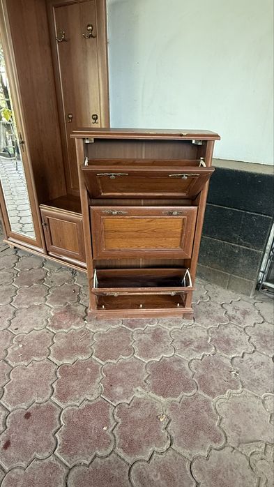 Продается прихожий шкаф Гербор
