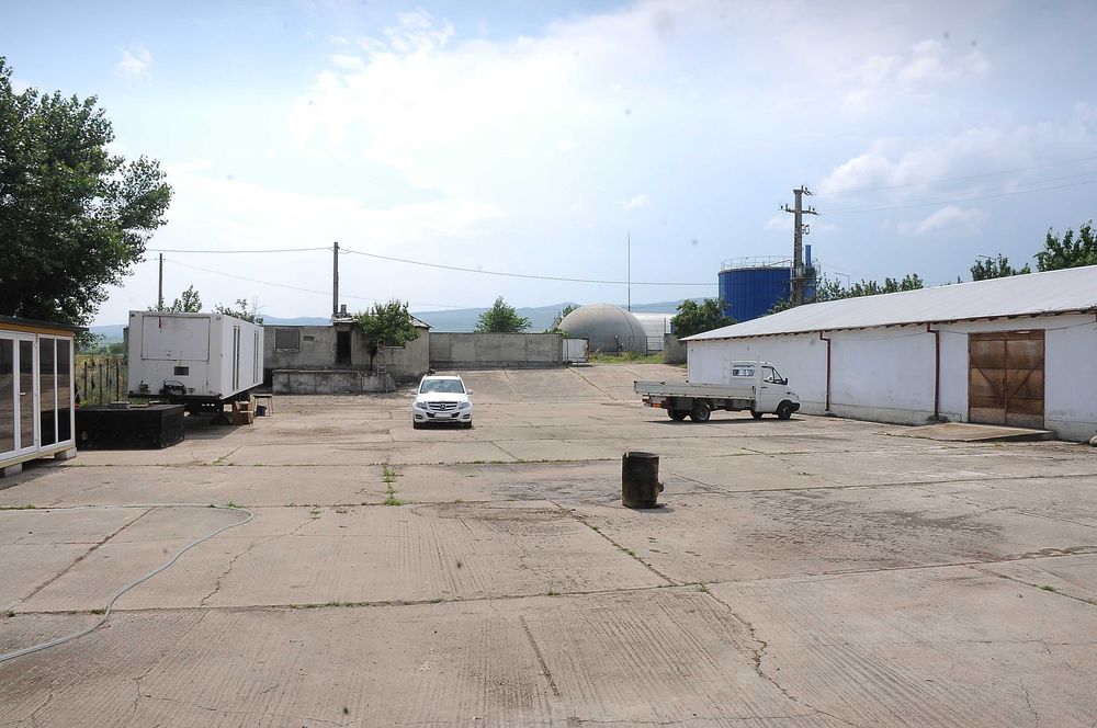 Hala industriala/depozitare/productie teren 2.516 mp platforma betonata, hala 980 mp, clădiri birouri 121 mp, curent/apa langa Stația Epurare Odobesti