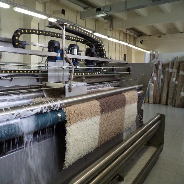 Стира ковров Aksiya 10.000 dan metr kvadrati gilam yuvish ximchiska