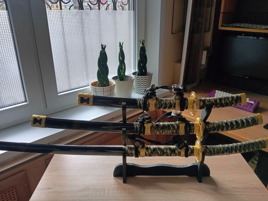 Набор японских мечей