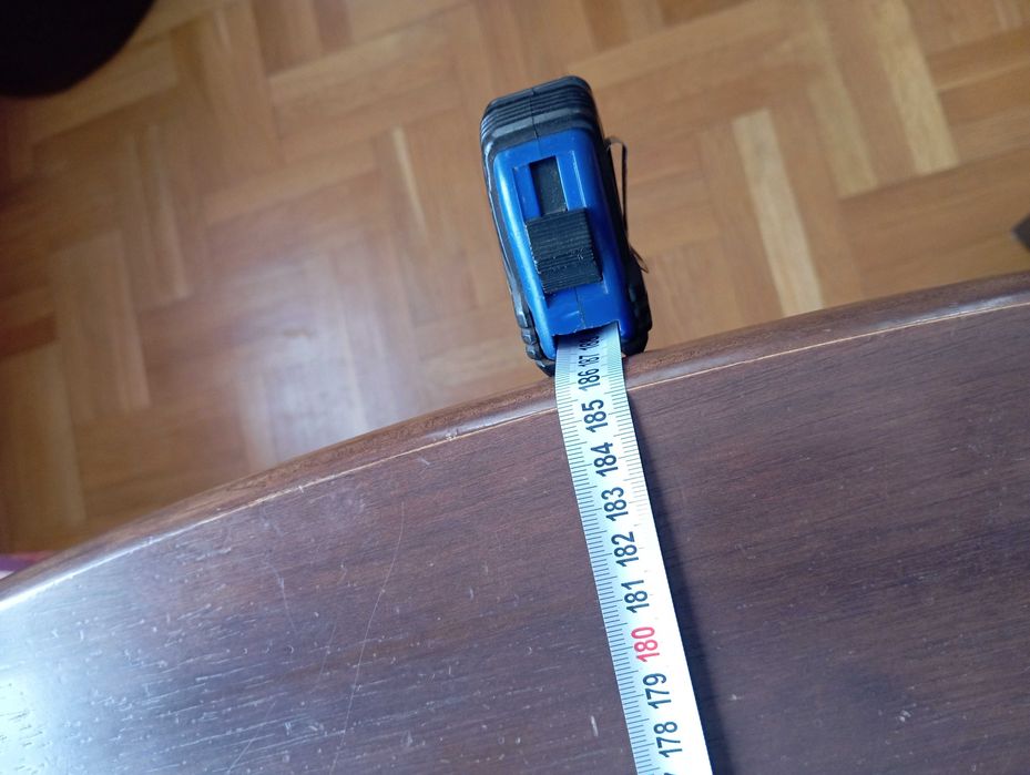 Продавам разтегателна маса и 6 стола