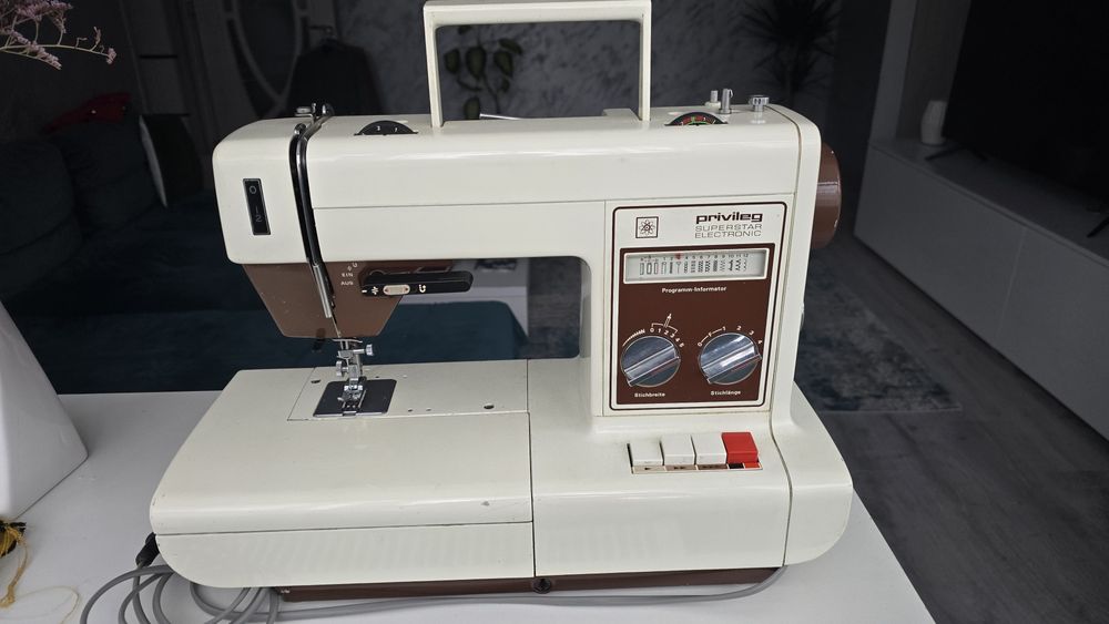 Masina de cusut Privileg (Singer) cu comanda la mana