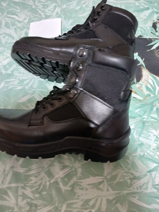 Чисто нови черни боти