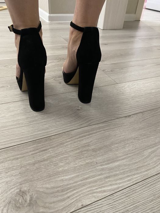 Продам босоножки замша черные