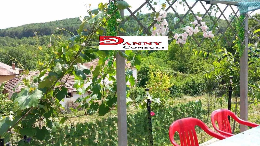 Двуетажна реновирана къща в с. Димча за продажба