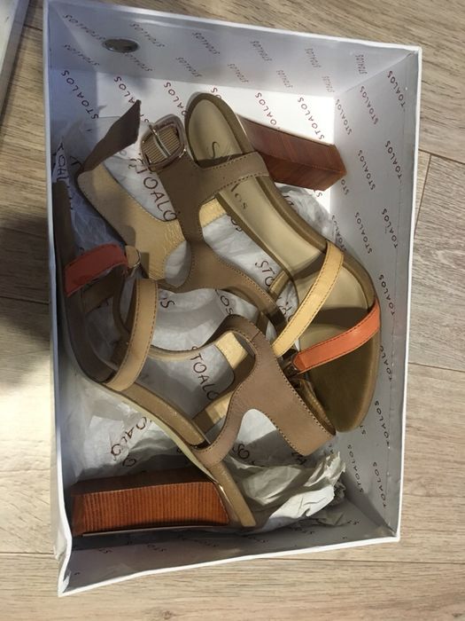 Продам босоножки новые