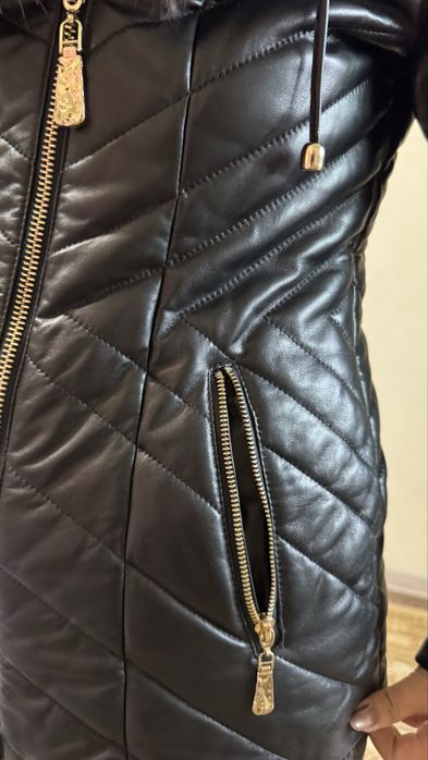 Кожаная куртка с капюшоном