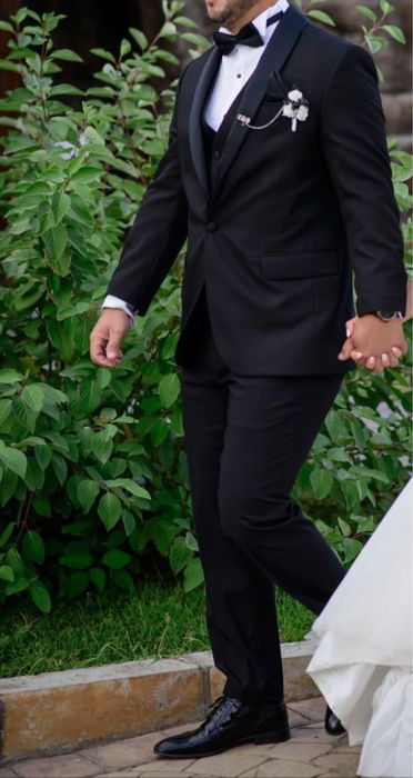 Черен мъжки костюм