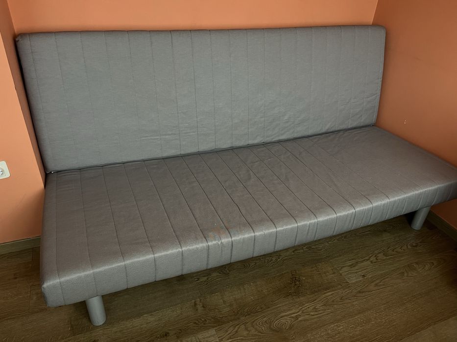 Разтегателен диван с подматрачна рамка